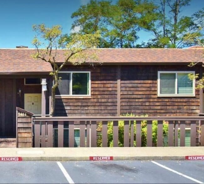 Foto del edificio - 5404 Briar Ridge Dr