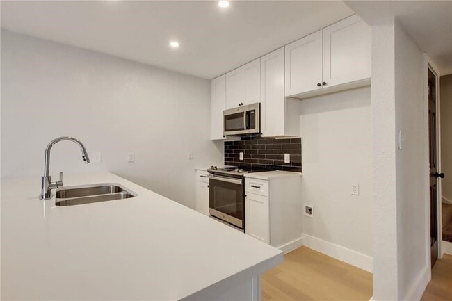 Building Photo - 909 Reinli St