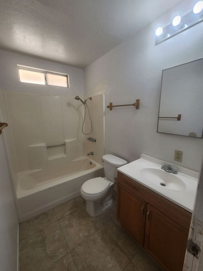 Building Photo - 2 Bedroom home COMING SOON!!!!
