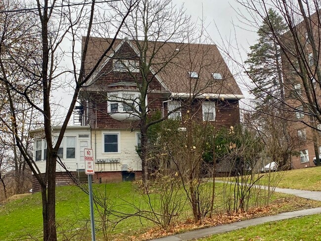 Building Photo - 614 University Ave