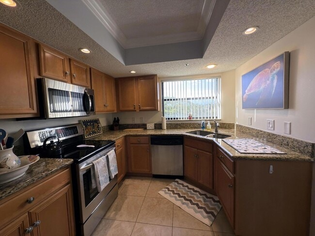 Building Photo - 700 Uno Lago Dr