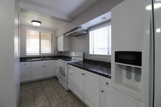 Foto del edificio - 3 Bed/1 Bath House in East Kennewick