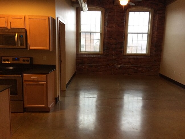 Building Photo - 100 Main St