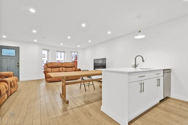 Building Photo - No Fee * Renovated 2 Bed 2 Bath with Out D...