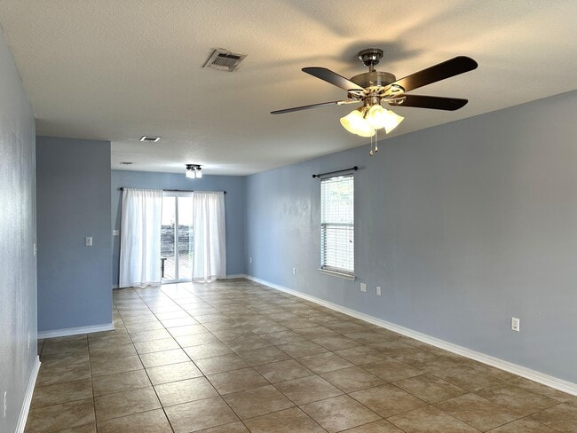 Building Photo - 417 Eisenhower Dr