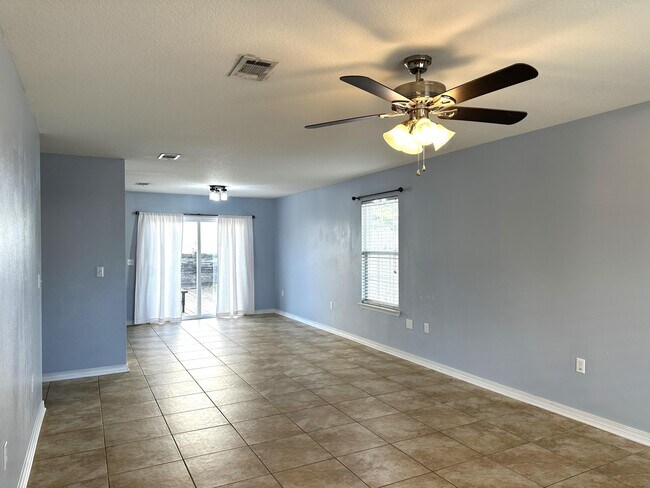 Foto del edificio - 417 Eisenhower Dr