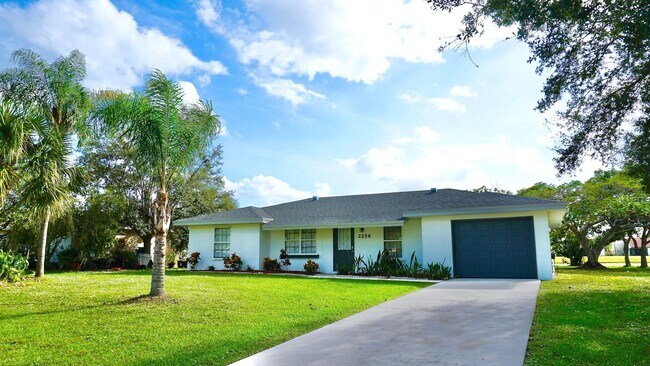 Foto del edificio - Waterfront 3BR Home on Canal | Spacious Yard | Lawn Care Included | Pet Friendly