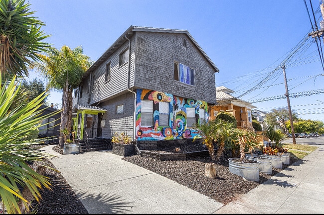 Building Photo - 1551 Saint Charles St