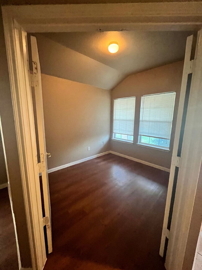 Building Photo - BLOCKS TO PARKS, COMMUNITY POOL AND TOWER POINT!!!