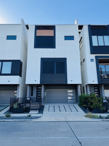 Foto del edificio - 525 Memorial Heights Dr