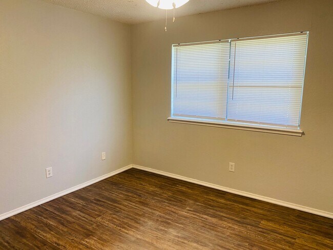 Foto del edificio - 3 bed 2 bathroom with Fireplace!