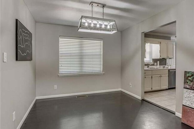 Foto del edificio - 3 Bed 1.5 Bath 2 Car Garage -Casady Hills ...