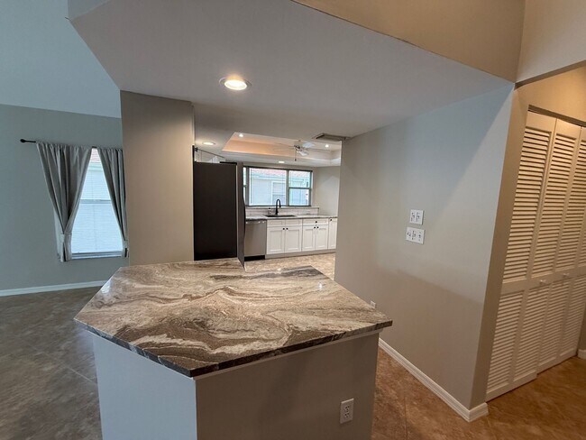 Foto del edificio - ANNUAL RENTAL - CRESCENT LAKE-3 BED 2 BATH W/GARAGE