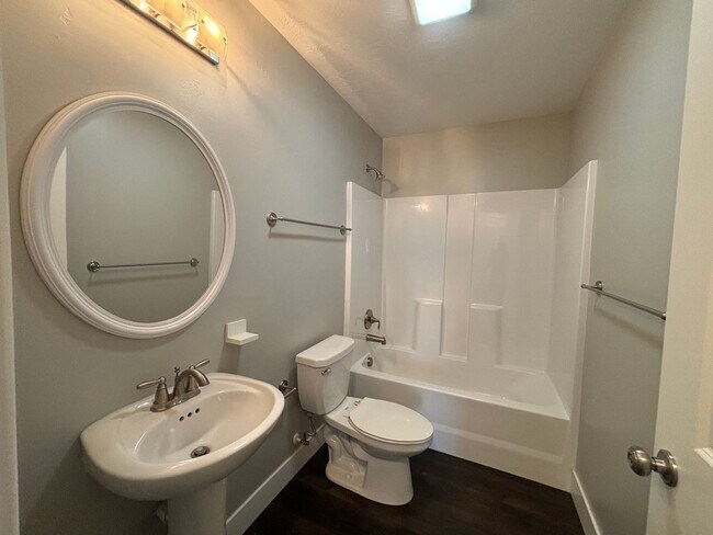 Building Photo - Beautiful Home close to the freeway and ho...