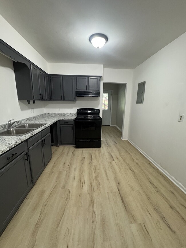 Building Photo - Renovated 3-Bedroom Ground-Floor Apartment
