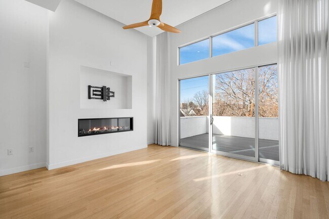 Foto del edificio - Modern 3BD, 4BA LoHi Townhome with Large Balcony and 2-Car Garage