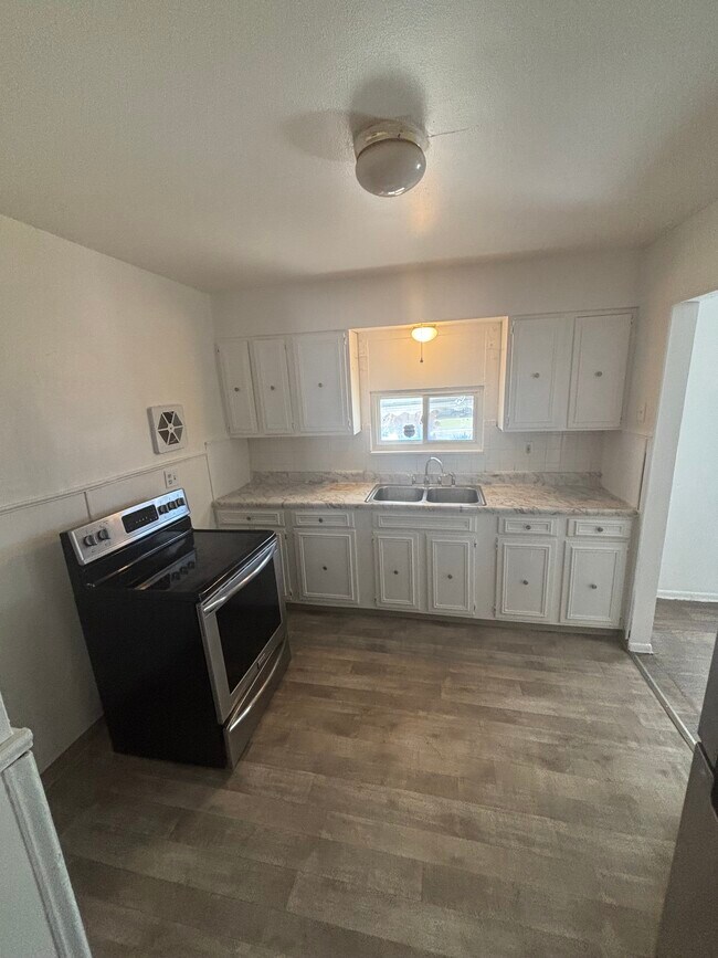 Cocina - 4966 Claxton Ave