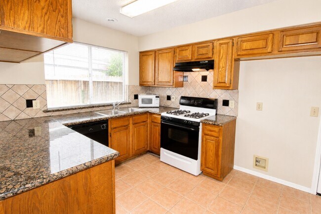 Foto del edificio - 3331 Oak Branch Ln
