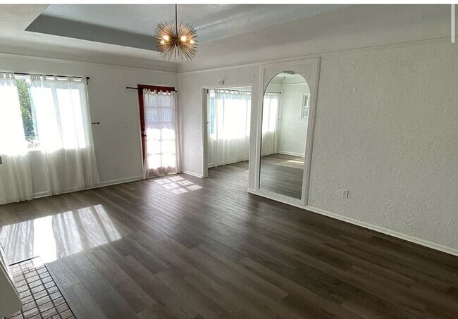 Foto del edificio - Charming 2 Bed, 1 Bath Home with Modern Up...