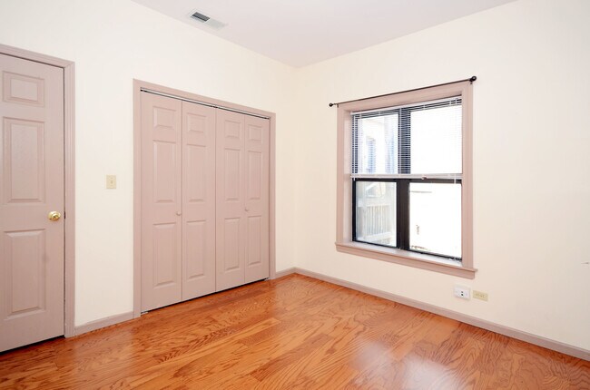 Building Photo - 952 W Windsor Ave