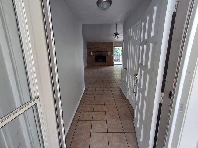 Foto del edificio - 2611 Lakeledge