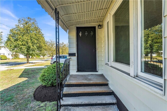 Foto del edificio - 24330 Glenforest Rd