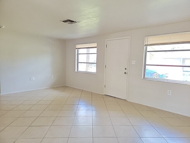 Building Photo - 1051 Saxon Ln