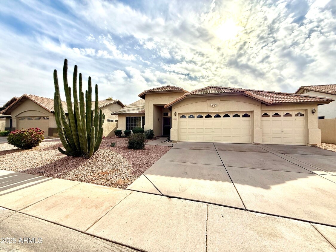 Primary Photo - 1515 E Linda Ln
