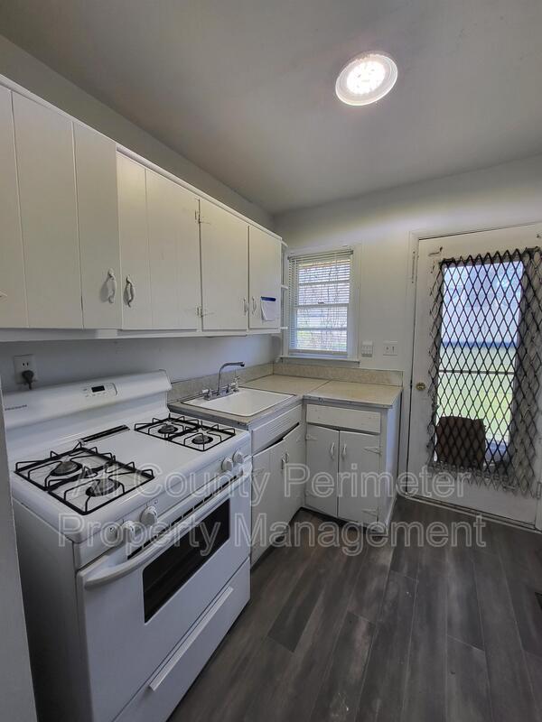 Foto del edificio - 1877 Chapman Ave