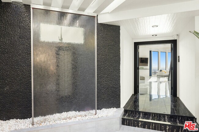 Foto del edificio - 2231 Sunset Plaza Dr