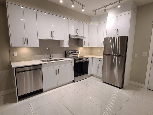 Building Photo - 3rd Floor Condo at Yaletown Living