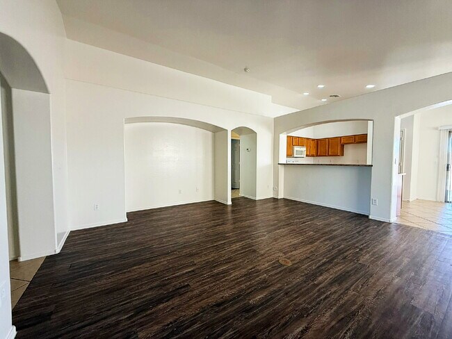 Foto del edificio - Freshly Painted 1-Story Home with Spacious...