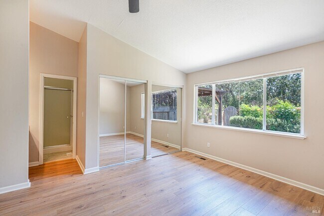 Foto del edificio - 943 Foothill Dr