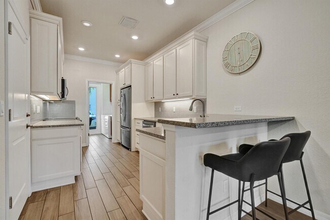 Foto del edificio - 1300 Eucalyptus Dr