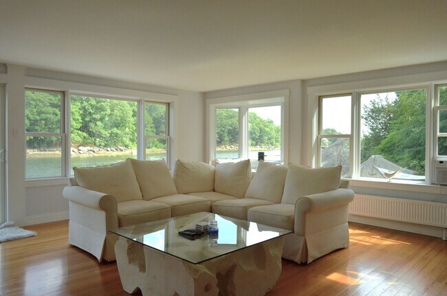 Foto del edificio - Annisquam Rental on the Water: Chester Square