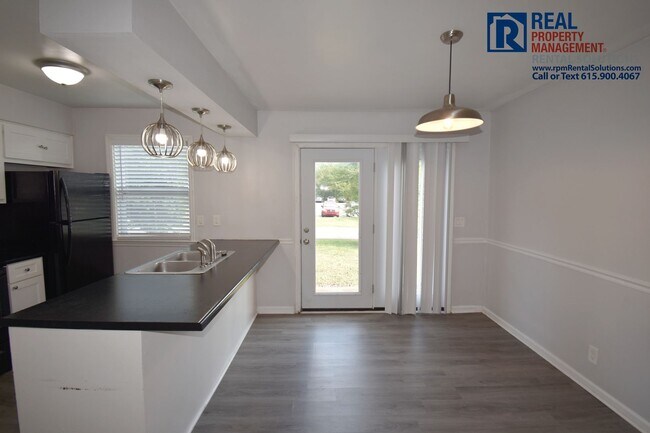 Building Photo - 2BD/1.5BA updated townhome, quick walk to ...