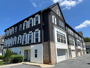 Building Photo - 410 Mayer Pl
