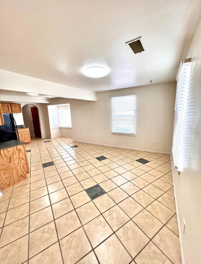 Building Photo - 615 Candelaria Rd NW