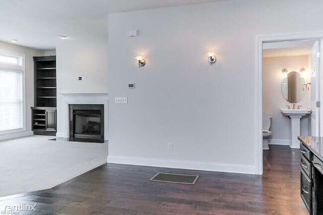 Building Photo - 2 br, 2.5 bath Townhome - 139 Vine St