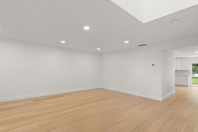 Foto del edificio - 5947 Ridge Lake Cir
