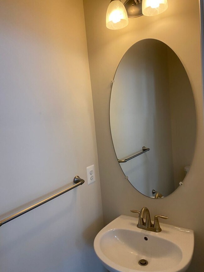 Building Photo - Spacious 3 Bedroom Townhouse in Hanover!