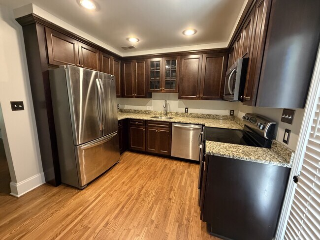 Foto del edificio - 1215 Pinecrest Ave