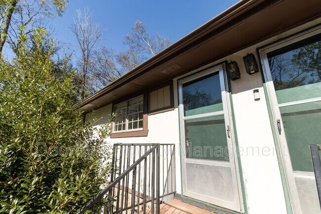 Foto del edificio - 2425 Ashmore Ave