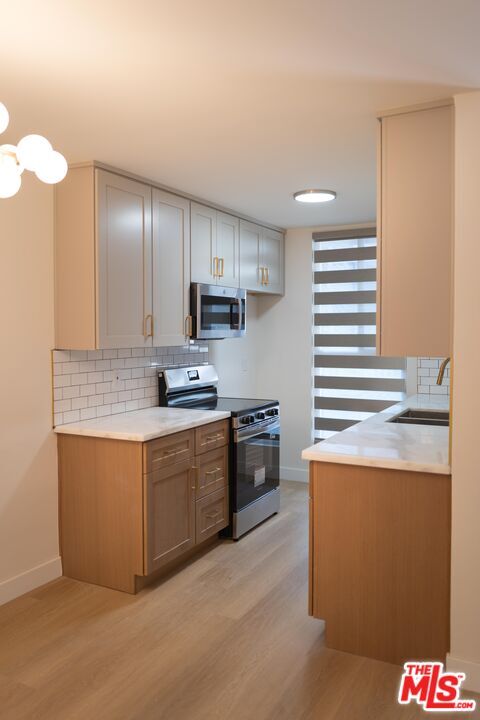 Building Photo - 860 S Kingsley Dr