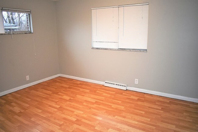 Building Photo - Spacious 4 Bed, 2 Bath Ranch