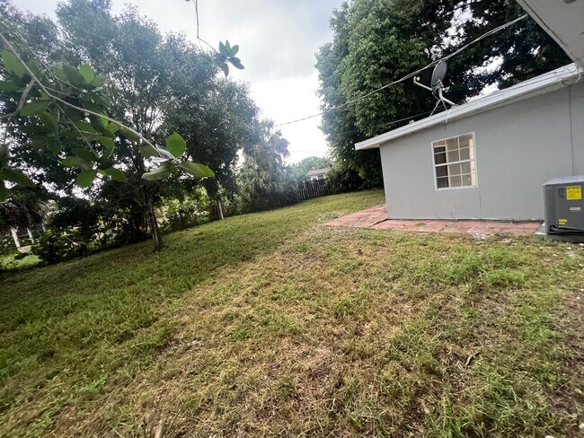 Building Photo - 734 Bonnie Cir