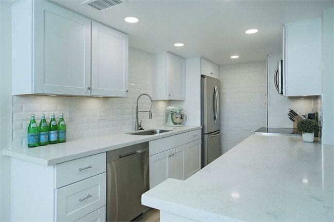 Building Photo - 948 S Alma School Rd