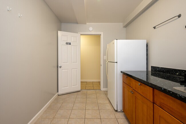 Foto del edificio - 481 Monterey Blvd