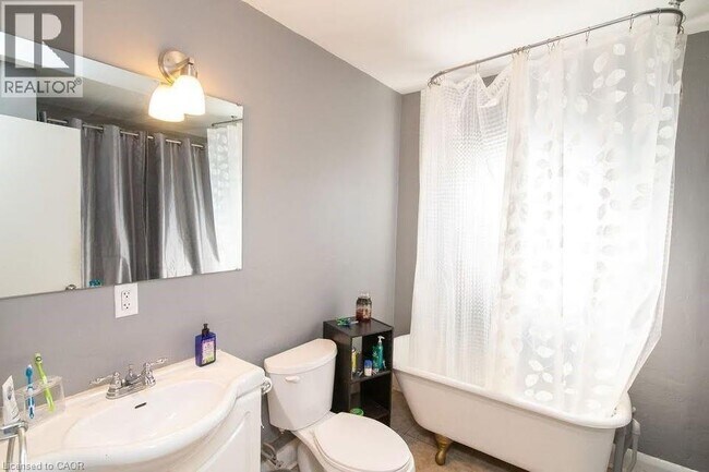 Photo du bâtiment - 245 E 22nd St