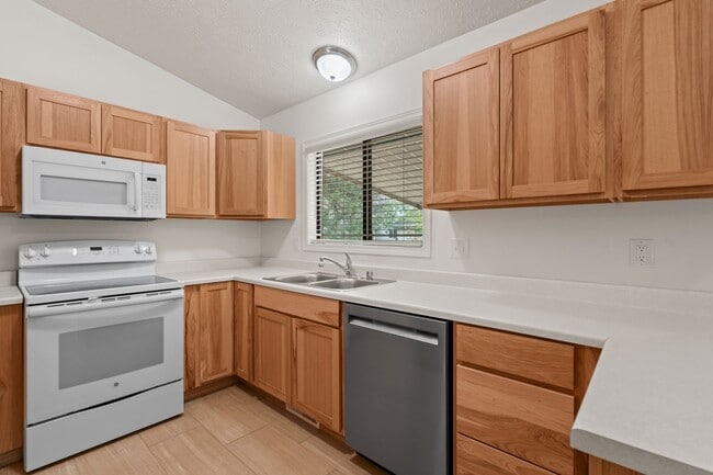 Building Photo - Single-Family Residence for rent in south ...